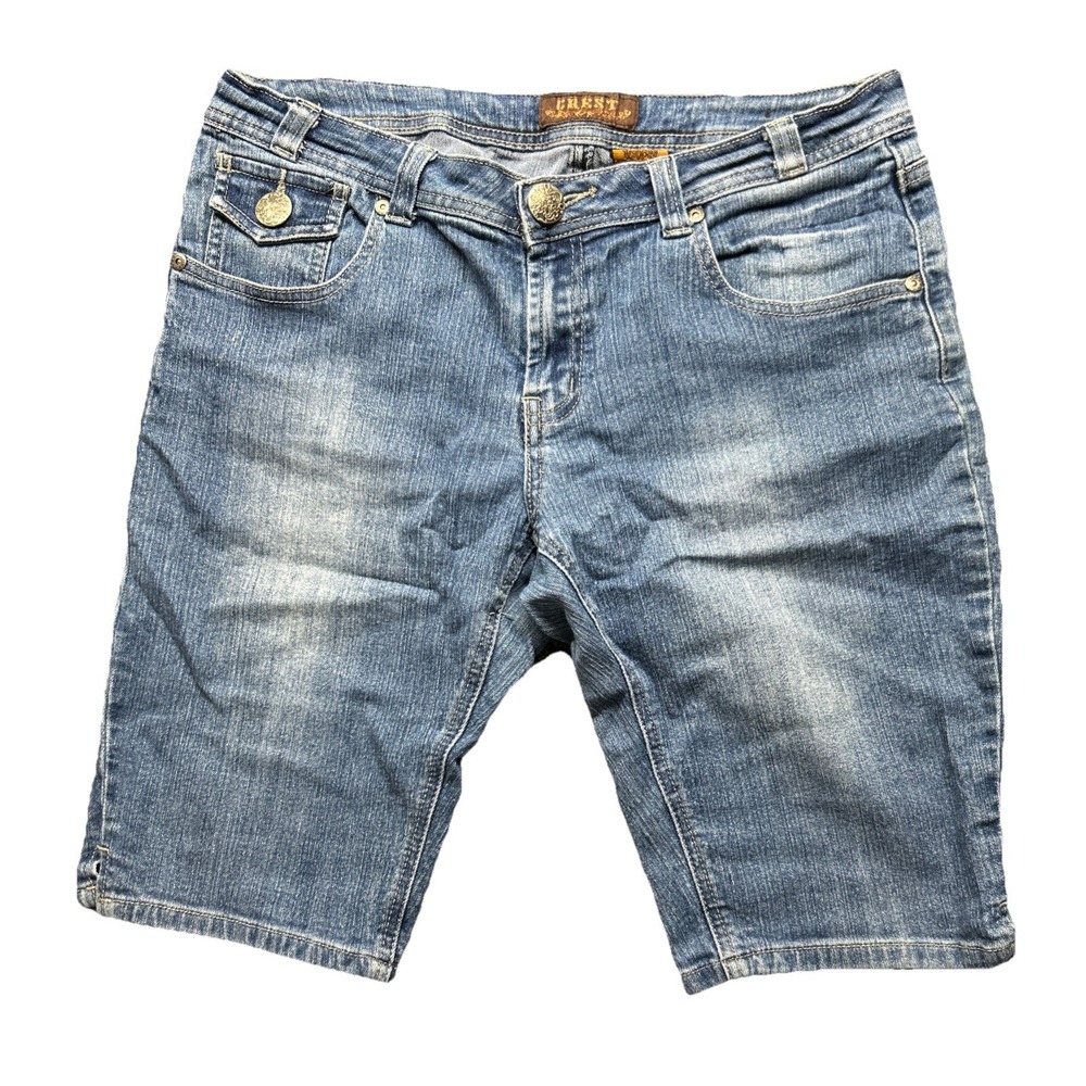Crest Embroidered women's Shorts Size 9/10 Denim 32 Waist Blue